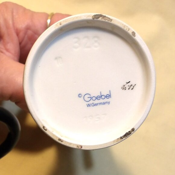 ~~~ HUMMEL *** CARNIVAL *** No. 328 - Picture 2 of 2